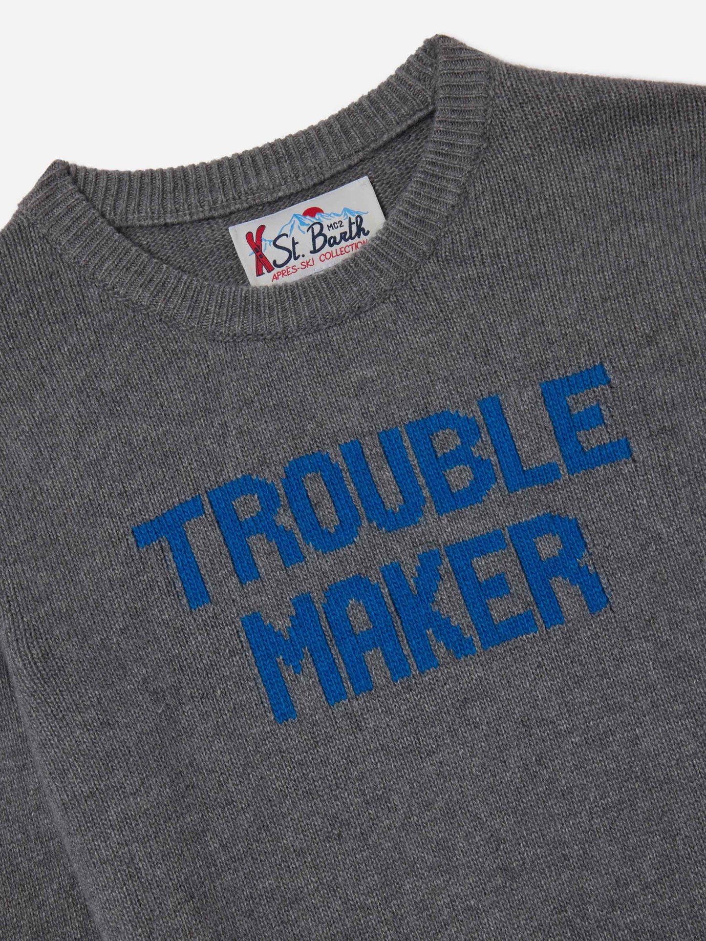 Prenda de punto con cuello redondo Douglas en gris con lettering Trouble Maker 