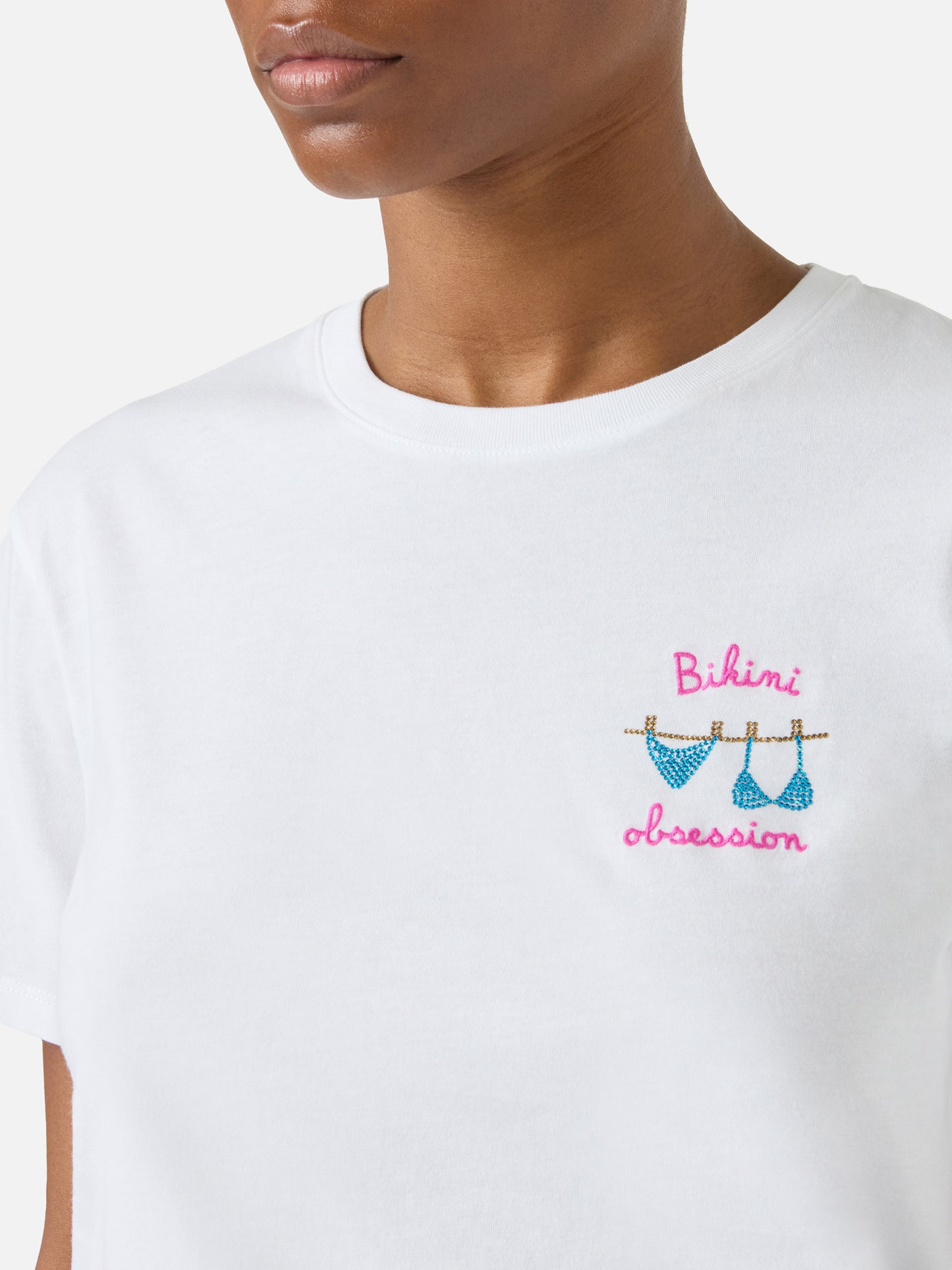T-shirt Emilie bianca con ricamo Bikini Obsession e strass