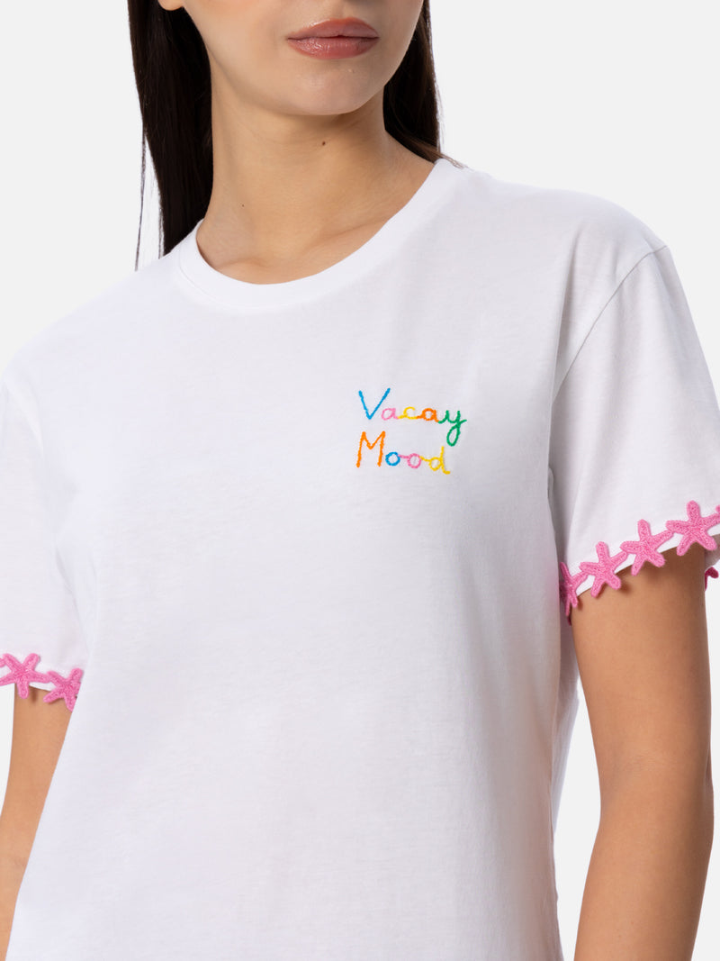 T-shirt da donna girocollo Emilie in jersey di cotone con ricamo Vacay Mood