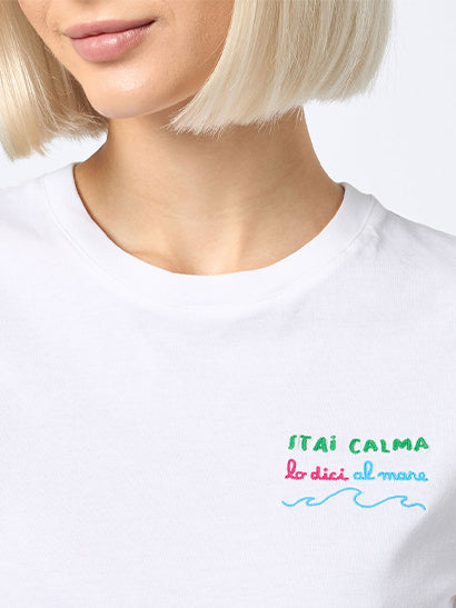 Damen-T-Shirt Emilie aus Baumwolljersey mit Rundhalsausschnitt und Stickerei „Stai Calma Lo Dici Al Mare“.