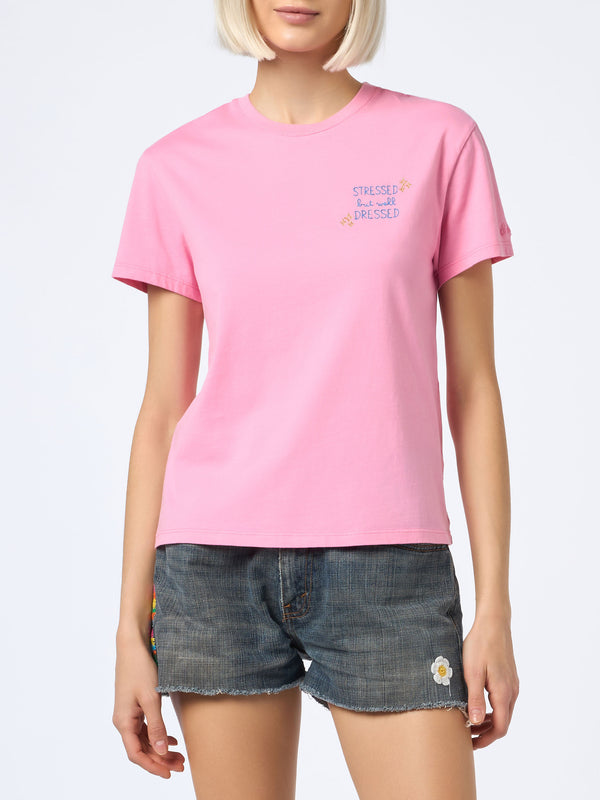 T-shirt da donna girocollo Emilie in jersey di cotone con ricamo Stressed but Well Dressed