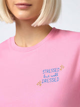 Damen-T-Shirt Emilie aus Baumwolljersey mit Rundhalsausschnitt und „Stressed but Well Dressed“-Stickerei