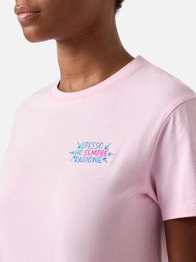 Emilie T-Shirt in Rosa mit „Spesso ho sempre ragione“-Stickerei 