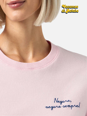 Woman heavy cotton pink t-shirt Emilie with Negare, negare sempre! embroidery | VACANZE DI NATALE SPECIAL EDITION