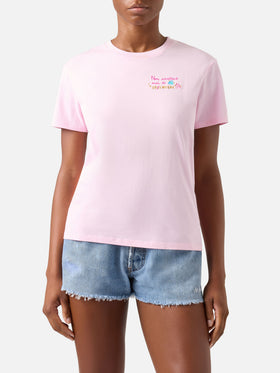 Camiseta Emilie en rosa con bordado Non smetterò mai di splendere 