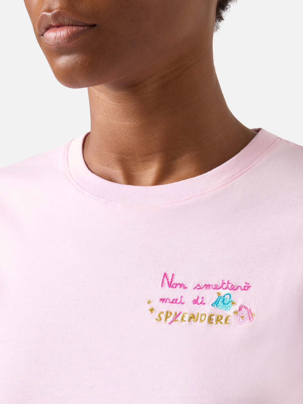 Camiseta Emilie en rosa con bordado Non smetterò mai di splendere 