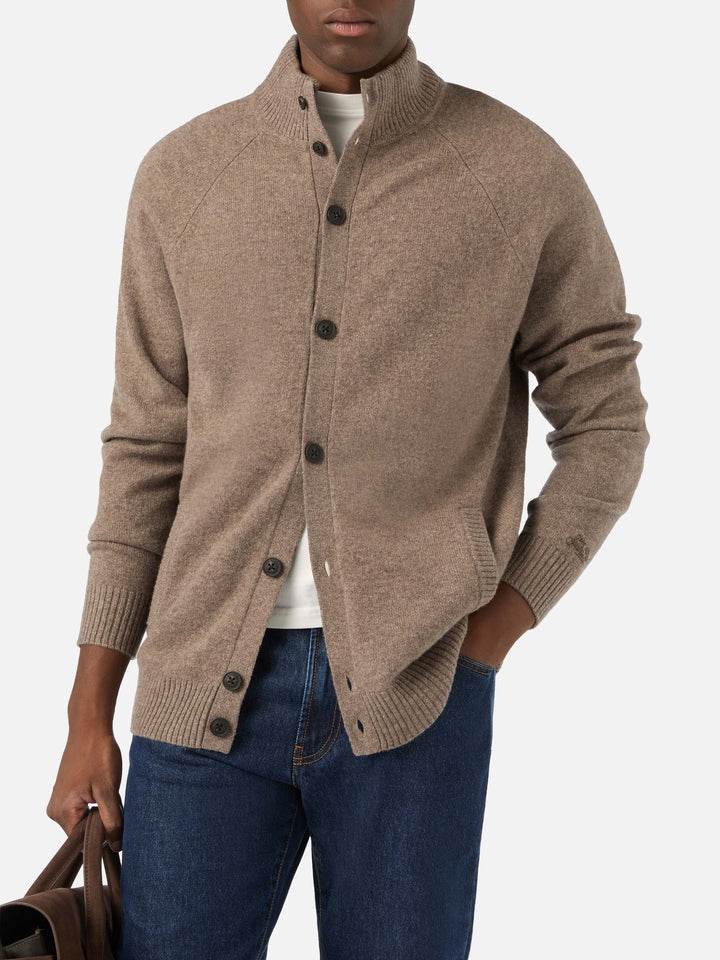 Cárdigan Galway de lana de cordero beige con cuello alto 
