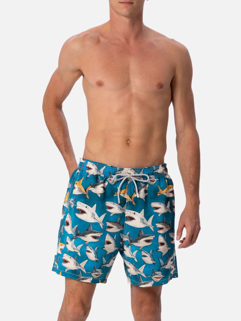 Mittellange Gustavia-Badeshorts für Herren mit Hai-Print | AI CO-CREATED DESIGN BY RICKDICK - POWERED BY RED-EYE