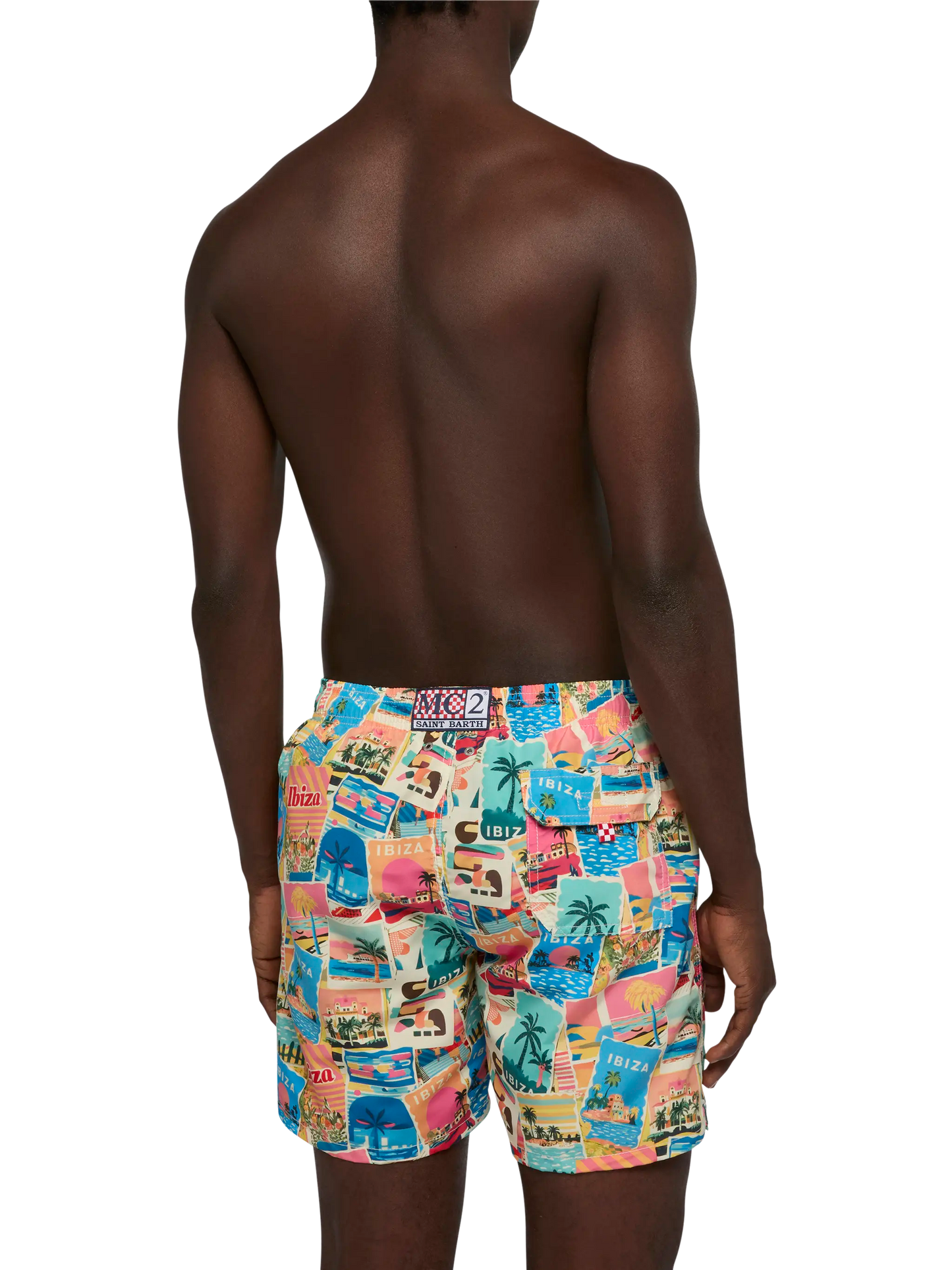 Costume mare lunghezza media Gustavia con stampa cartolina Ibiza | AI CO-CREATED DESIGN BY RICKDICK - POWERED BY RED-EYE