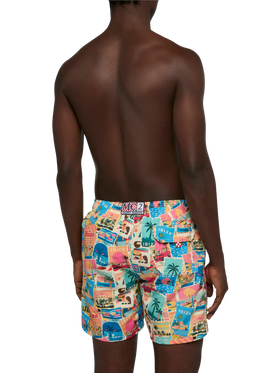 Costume mare lunghezza media Gustavia con stampa cartolina Ibiza | AI CO-CREATED DESIGN BY RICKDICK - POWERED BY RED-EYE