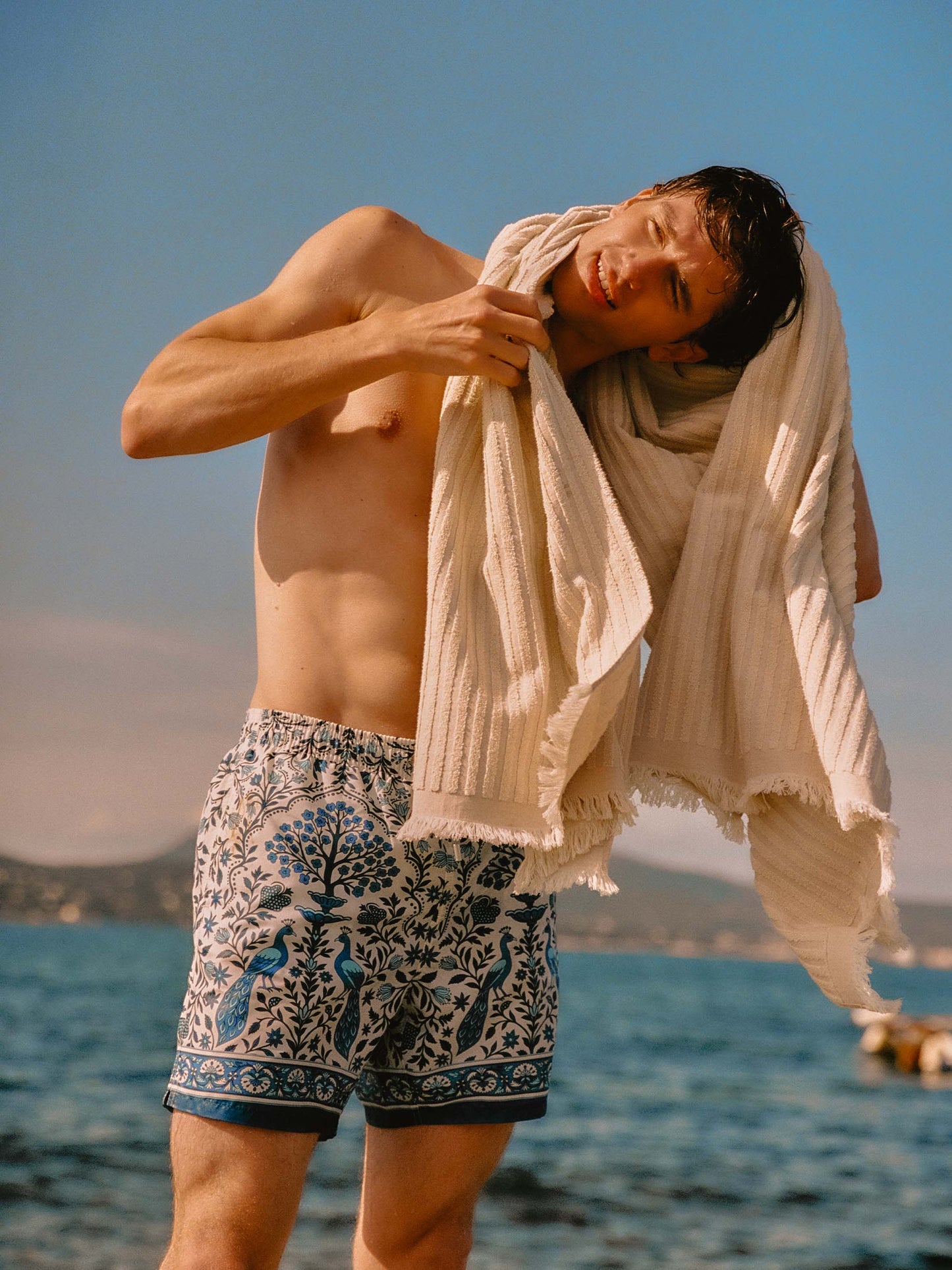 Weiße Gustavia Badeshorts mit kontrastierendem Pfauen-Print 