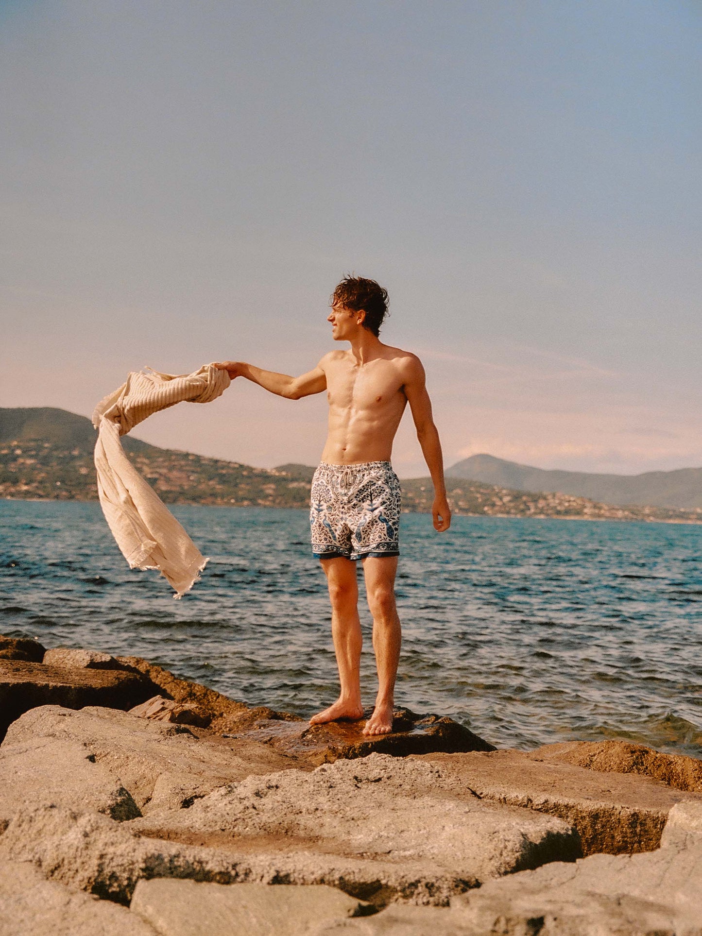 Weiße Gustavia Badeshorts mit kontrastierendem Pfauen-Print 