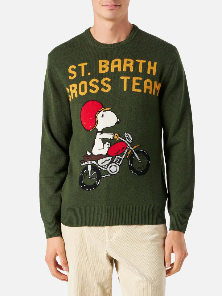 Man military green sweater with Snoopy print | PEANUTS™ SPECIAL EDITION