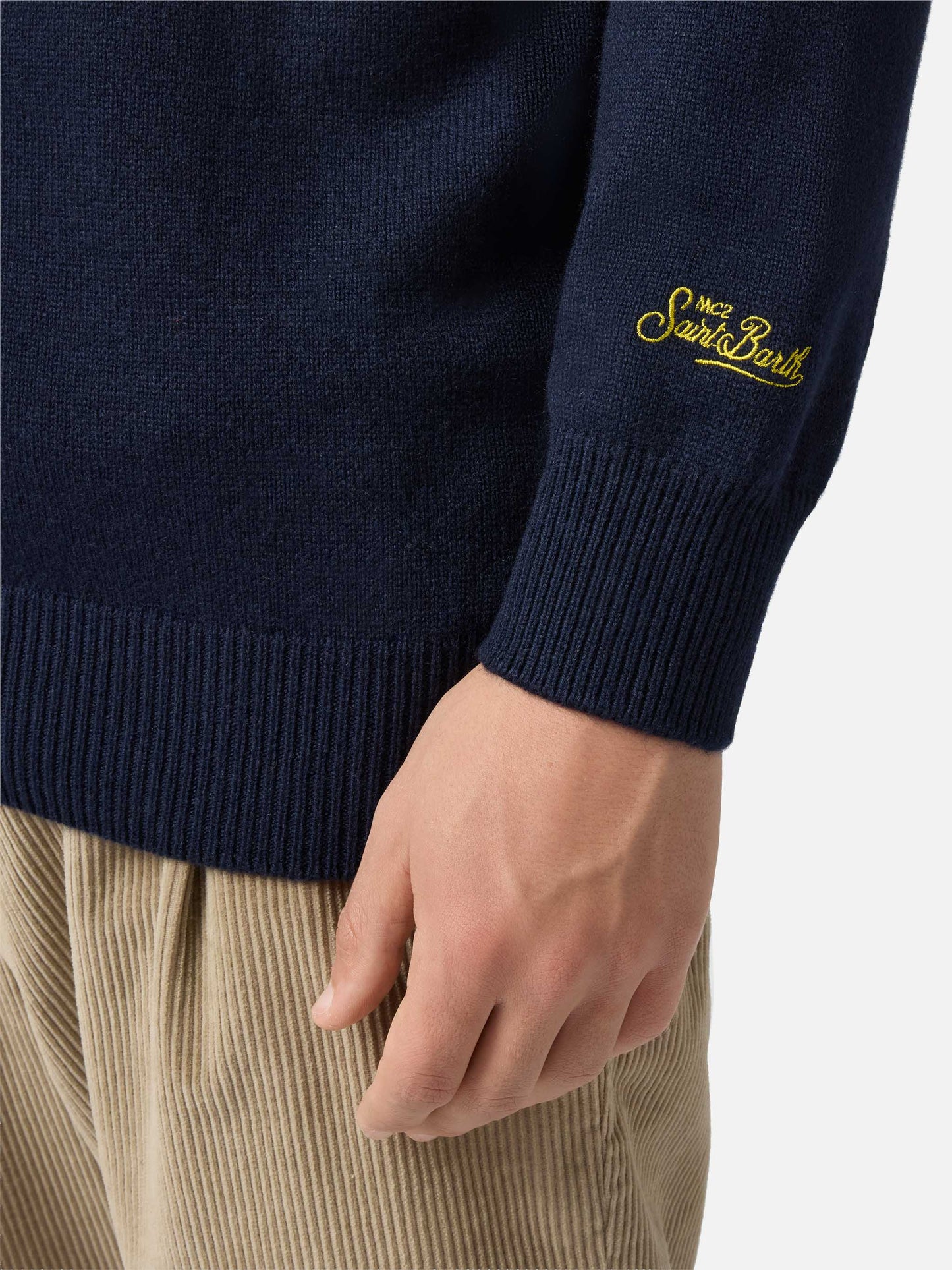 Blauer Pullover mit Reihermotiv und Gin-Tonic-Stickerei