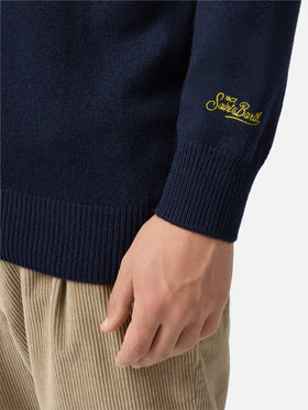 Blauer Pullover mit Reihermotiv und Gin-Tonic-Stickerei