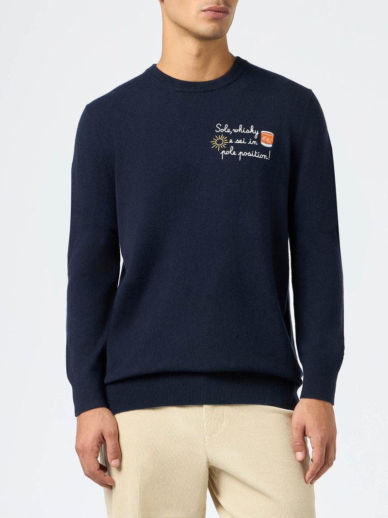 Blauer Herrenpullover Heron Light mit Stickerei „Sole, Whisky e sei in Pole Position!“ | VACANZE DI NATALE SONDEREDITION