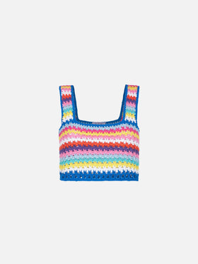 Top Halima en crochet multicolore sur fond bluette 