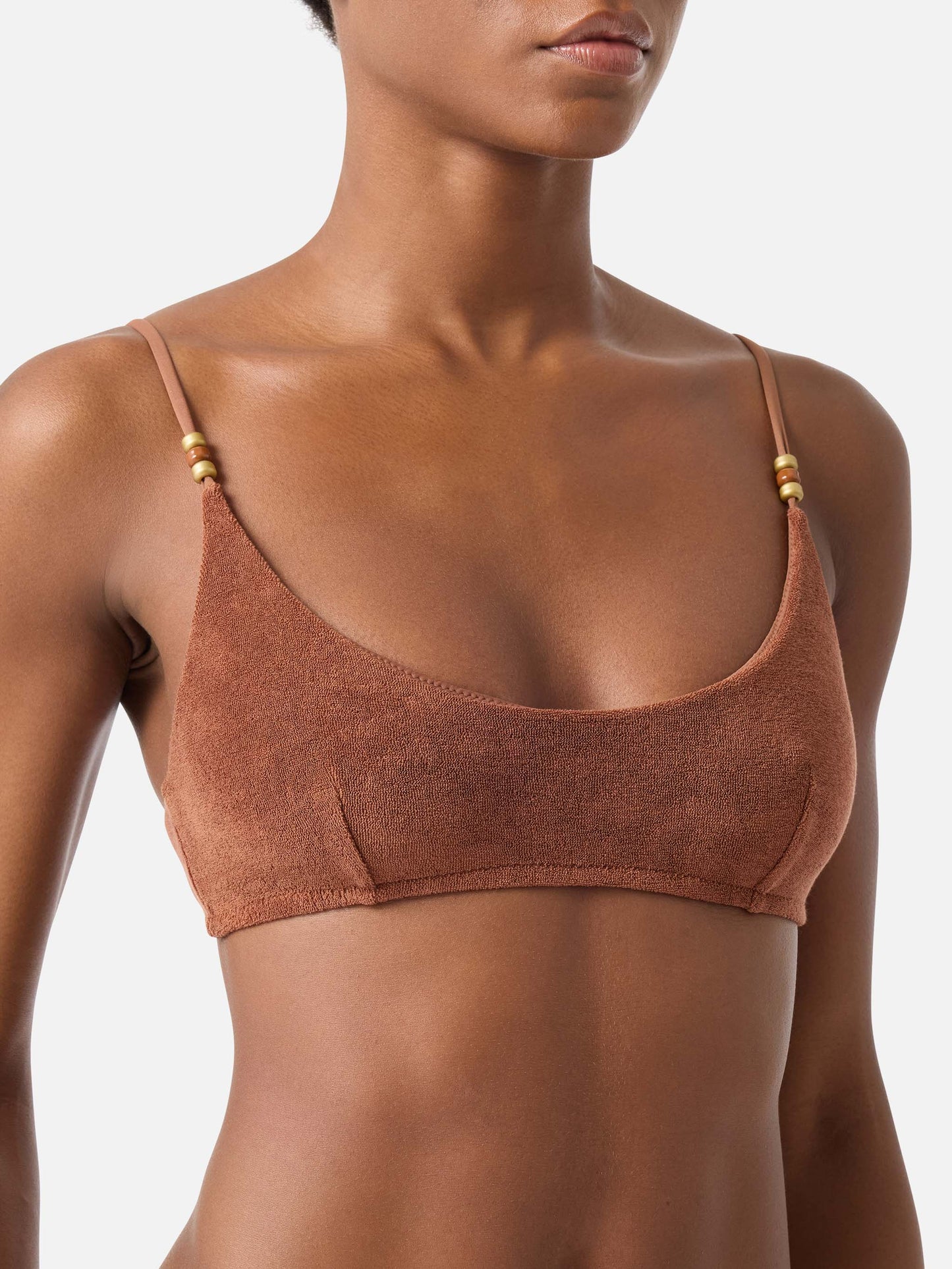 Top de bikini bralette de rizo Brown Judy con charms 