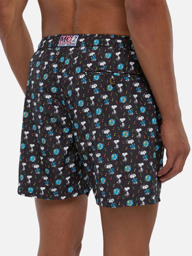 Costume da bagno da uomo in tessuto leggero con stampa Snoopy| Edizione speciale Peanuts®