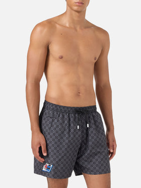 Schwarze Lighting Micro-Badeshorts mit Pisa SC Croce-Print | PS SC SPECIAL EDITION 