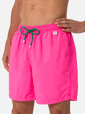 Badeshorts für Herren aus leichtem Stoff in Neonpink Lighting Pantone | PANTONE® SPECIAL EDITION