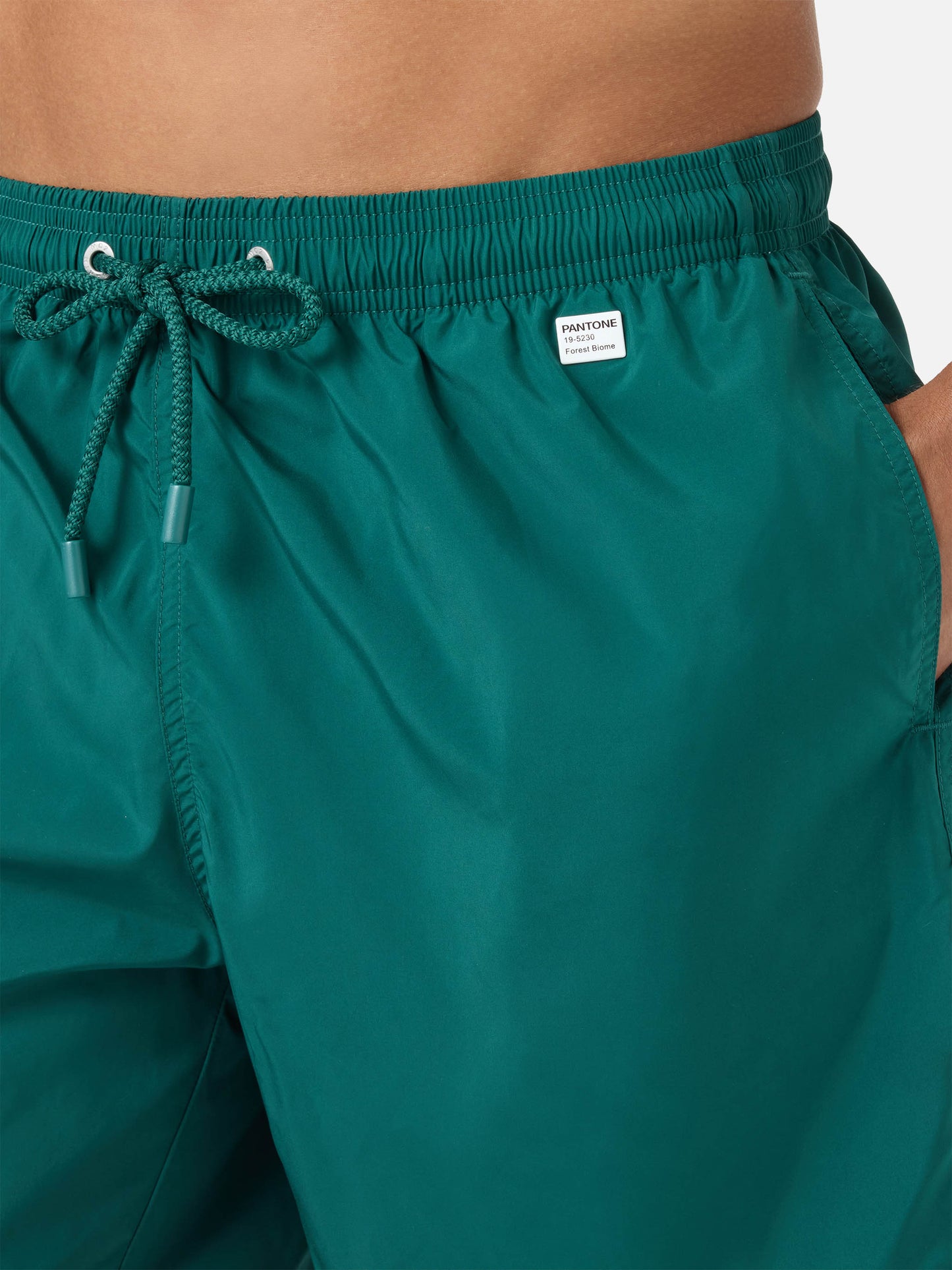 Short de bain Lighting Pantone en vert British | PANTONE SPECIAL EDITION 