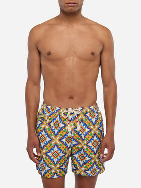 Costume da bagno da uomo in tessuto leggero con stampa maiolica