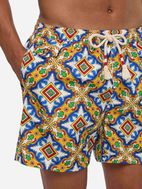 Costume da bagno da uomo in tessuto leggero con stampa maiolica