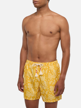 Costume da bagno da uomo in tessuto leggero con stampa paisley ocra