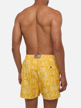 Costume da bagno da uomo in tessuto leggero con stampa paisley ocra