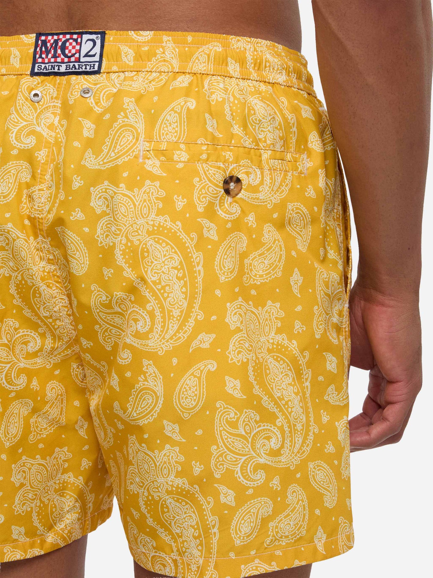 Costume da bagno da uomo in tessuto leggero con stampa paisley ocra