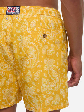 Costume da bagno da uomo in tessuto leggero con stampa paisley ocra