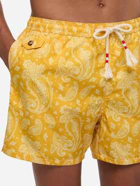 Costume da bagno da uomo in tessuto leggero con stampa paisley ocra
