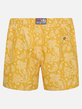 Costume da bagno da uomo in tessuto leggero con stampa paisley ocra