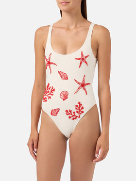 Bañador de una pieza Lora en color crema con decoraciones de cuentas de temática marina 