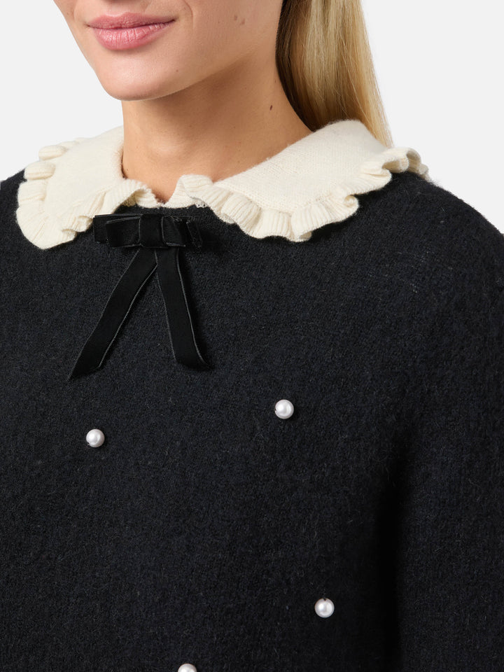 Maglione nero Levine con fiocco, colletto e applicazione perle