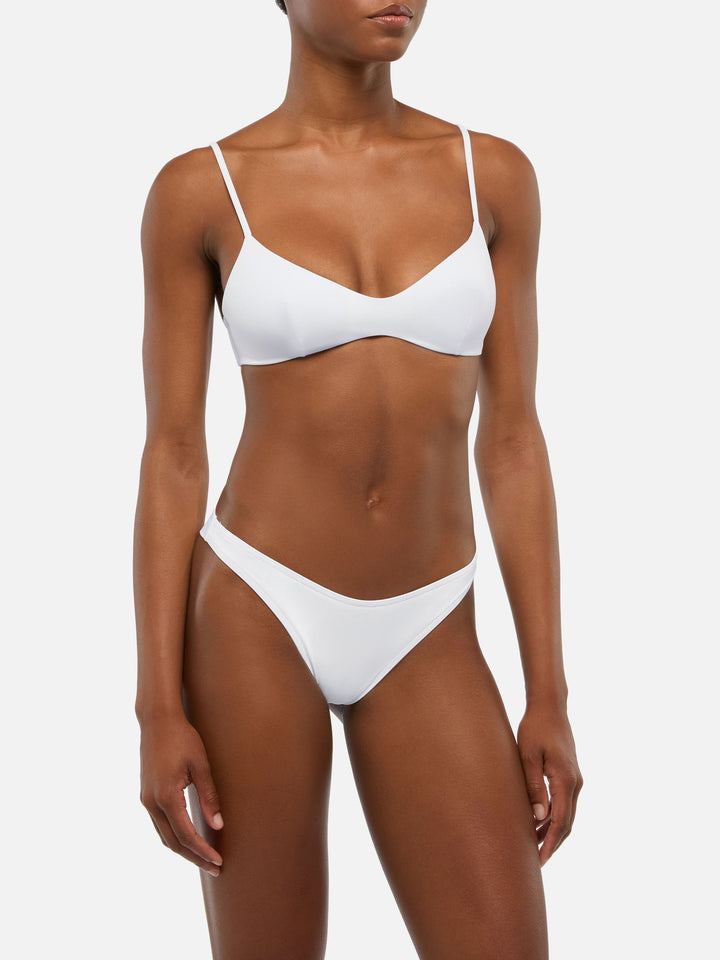 Naomi hellblaue freche Badehose – May weißes U-Ausschnitt-Bralette-Top
