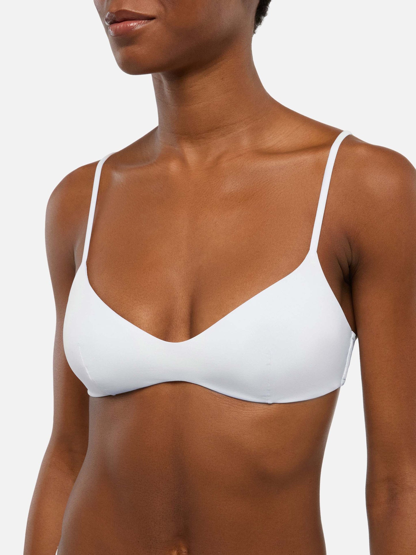 Naomi hellblaue freche Badehose – May weißes U-Ausschnitt-Bralette-Top