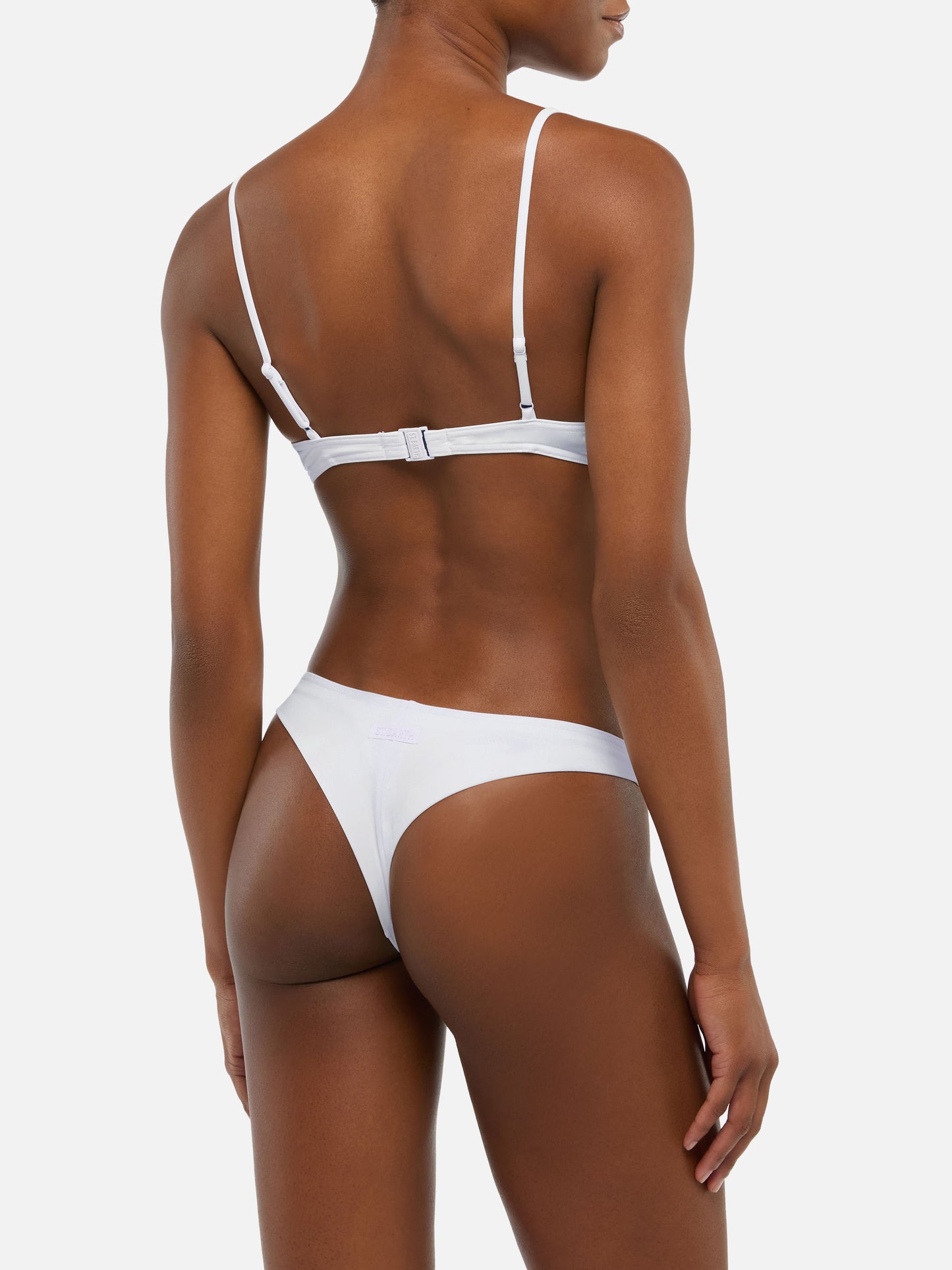 Naomi hellblaue freche Badehose – May weißes U-Ausschnitt-Bralette-Top