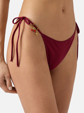 Bas de bikini brésilien Marielle en tissu bordeaux à finition brillante avec détails charm 