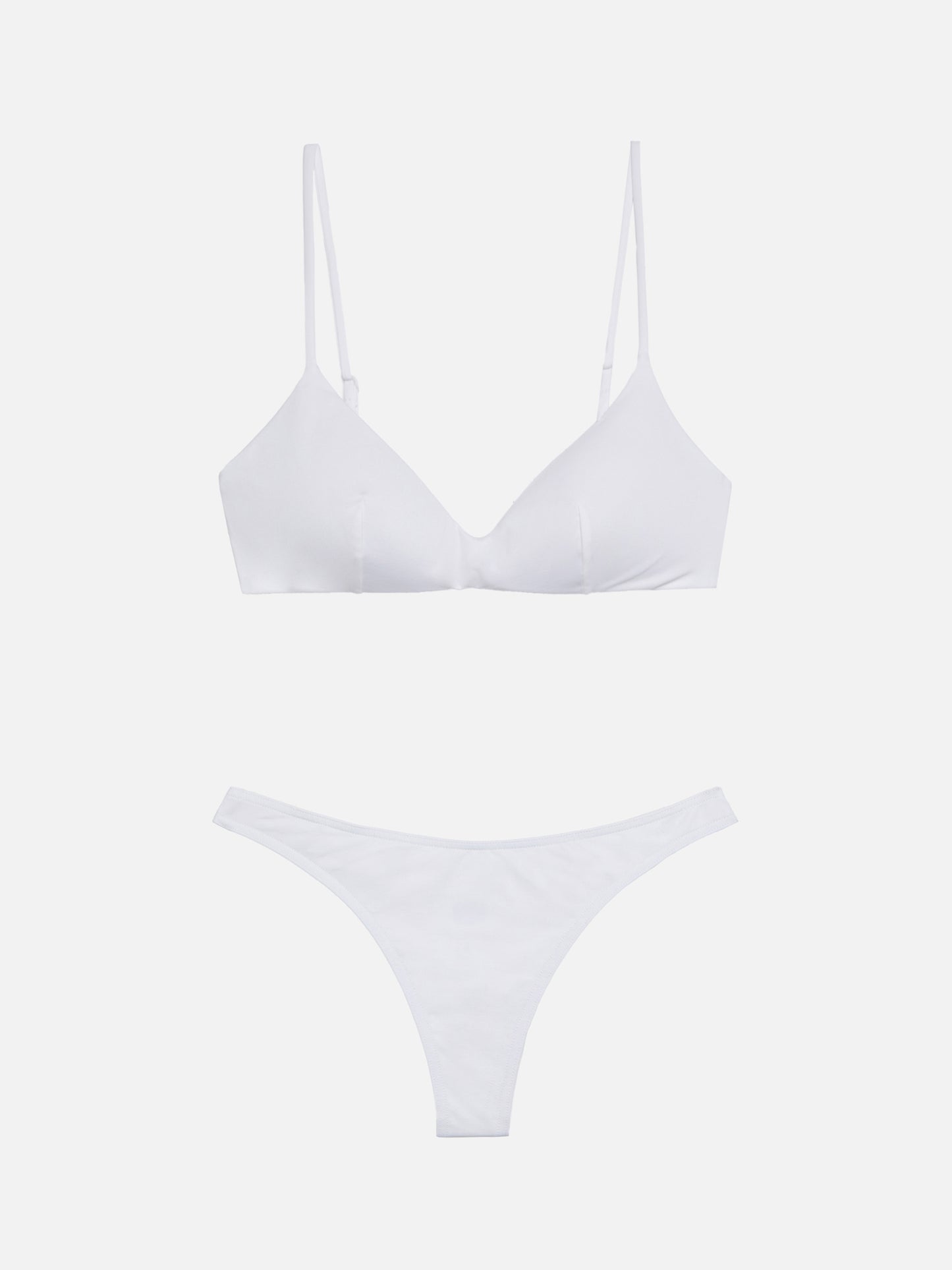 Naomi hellblaue freche Badehose – May weißes U-Ausschnitt-Bralette-Top