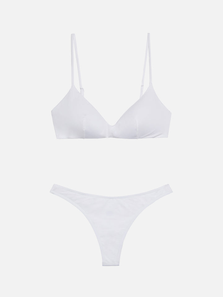Naomi hellblaue freche Badehose – May weißes U-Ausschnitt-Bralette-Top