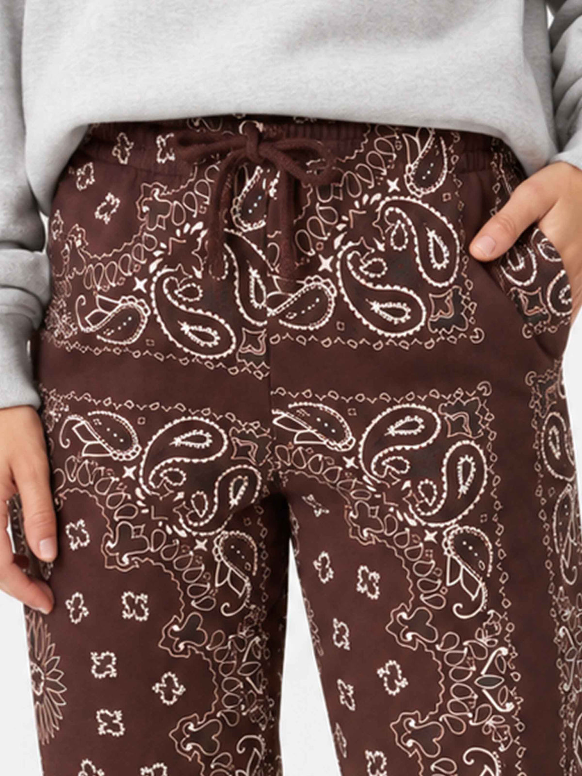 Feece-Baumwollhose Odalys mit braunem Bandana-Print 