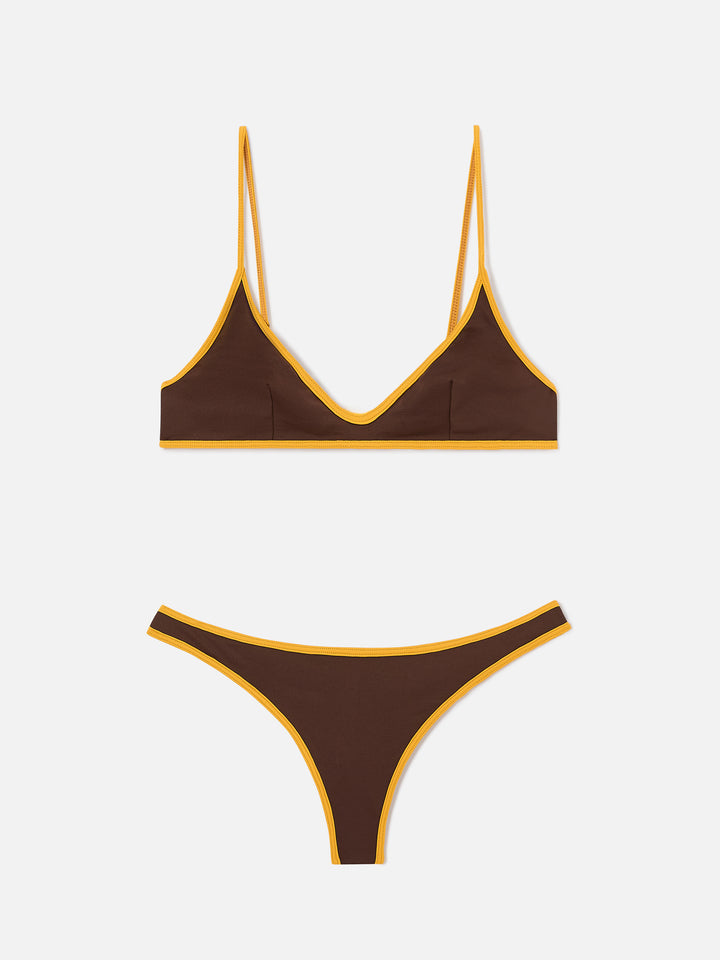 Bikini marrón Panamy String con ribetes en contraste amarillos 