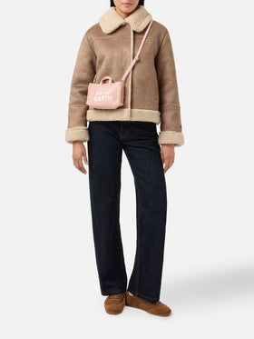 Bolso para teléfono rosa en tejido teddy con bordado del logo 