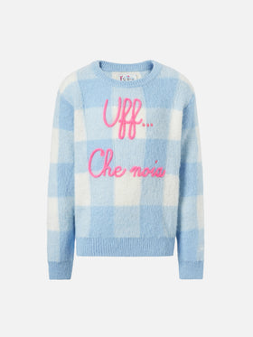 Rundhalspullover mit Karomuster und Uff… che noi-Stickerei