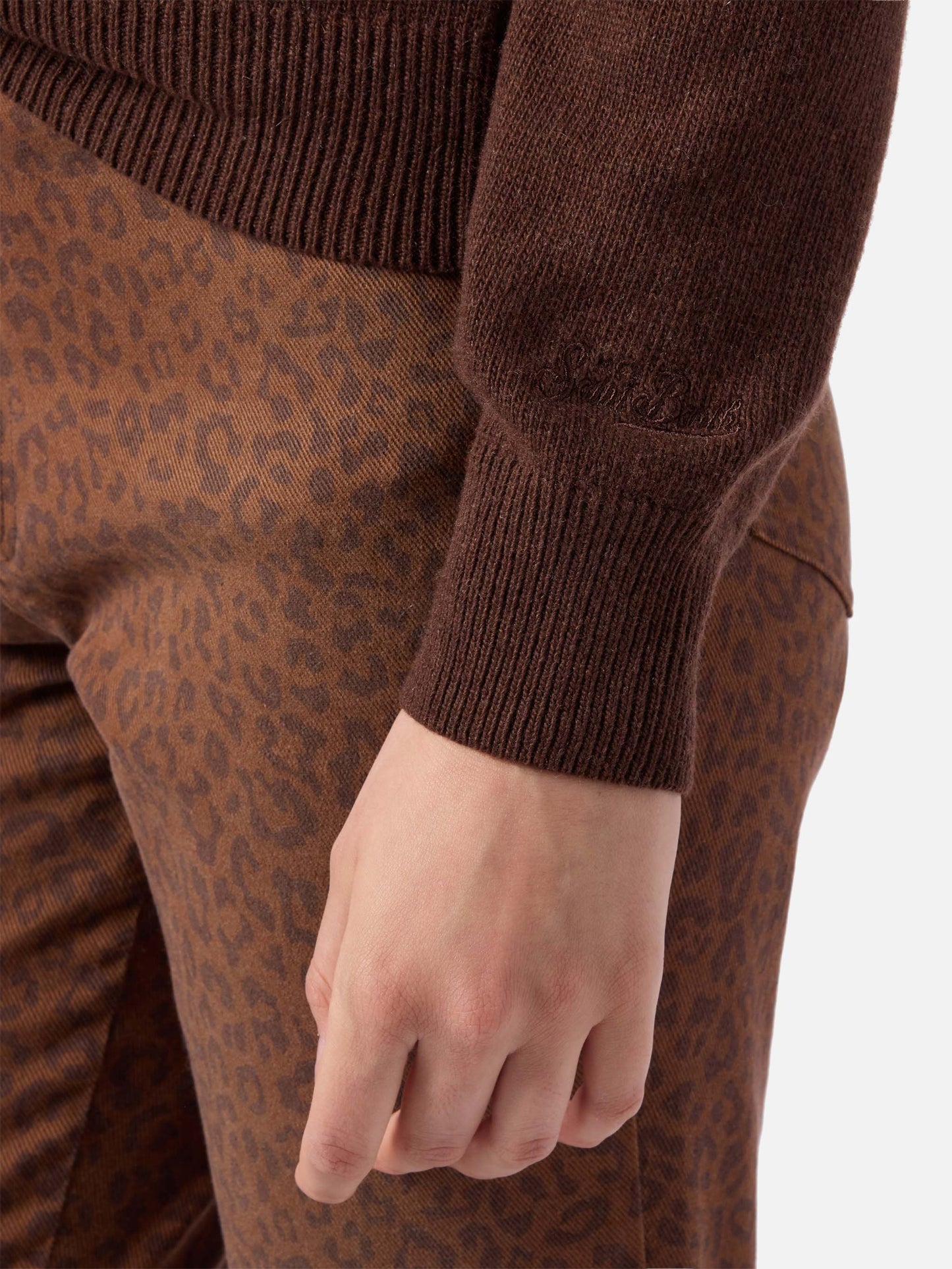New Queen cashmere-blend sweater in brown with Ho sempre ragione jacquard