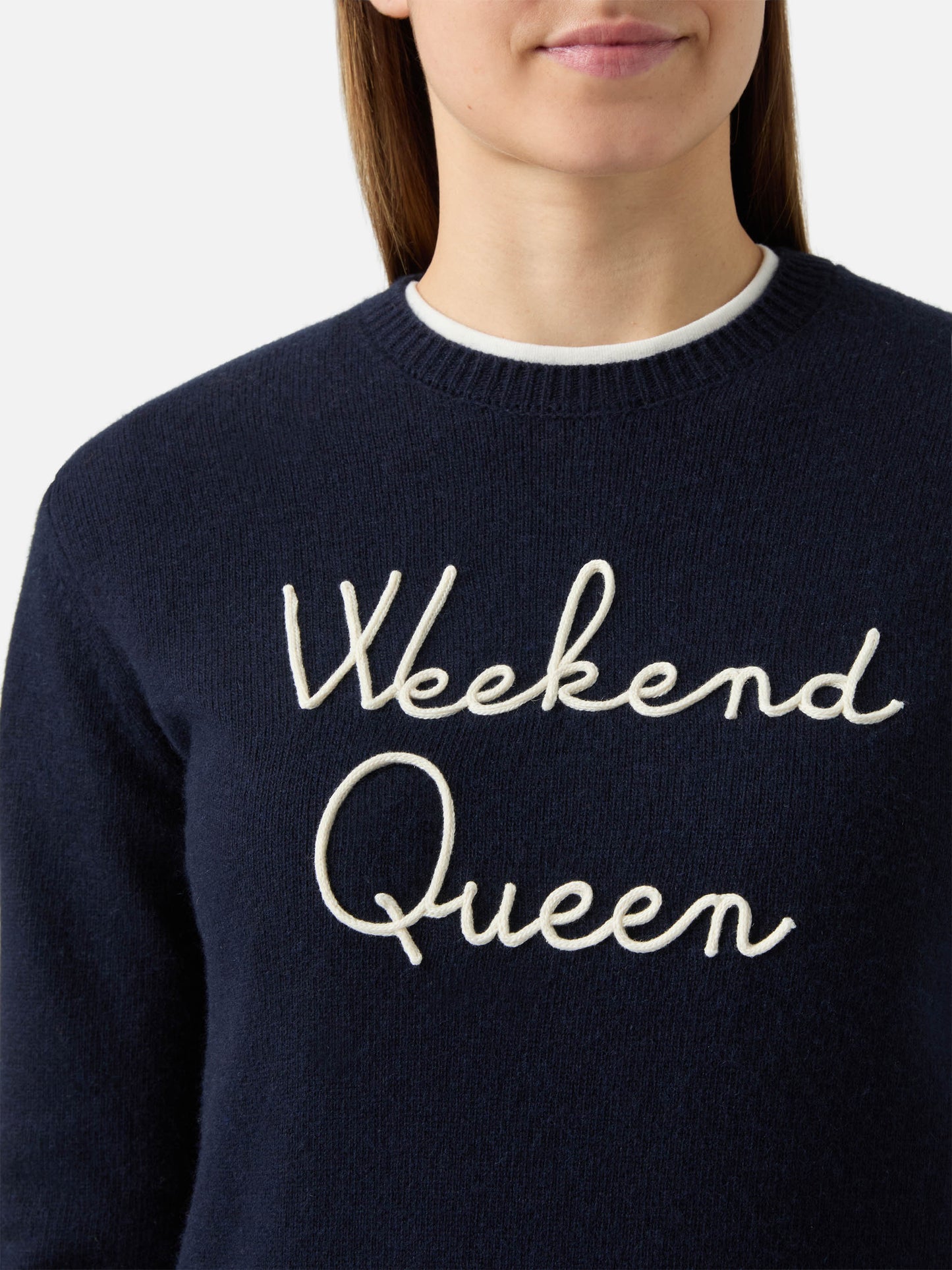 Neuer blauer Queen-Pullover aus Kaschmirmischung mit Weekend Queen-Stickerei