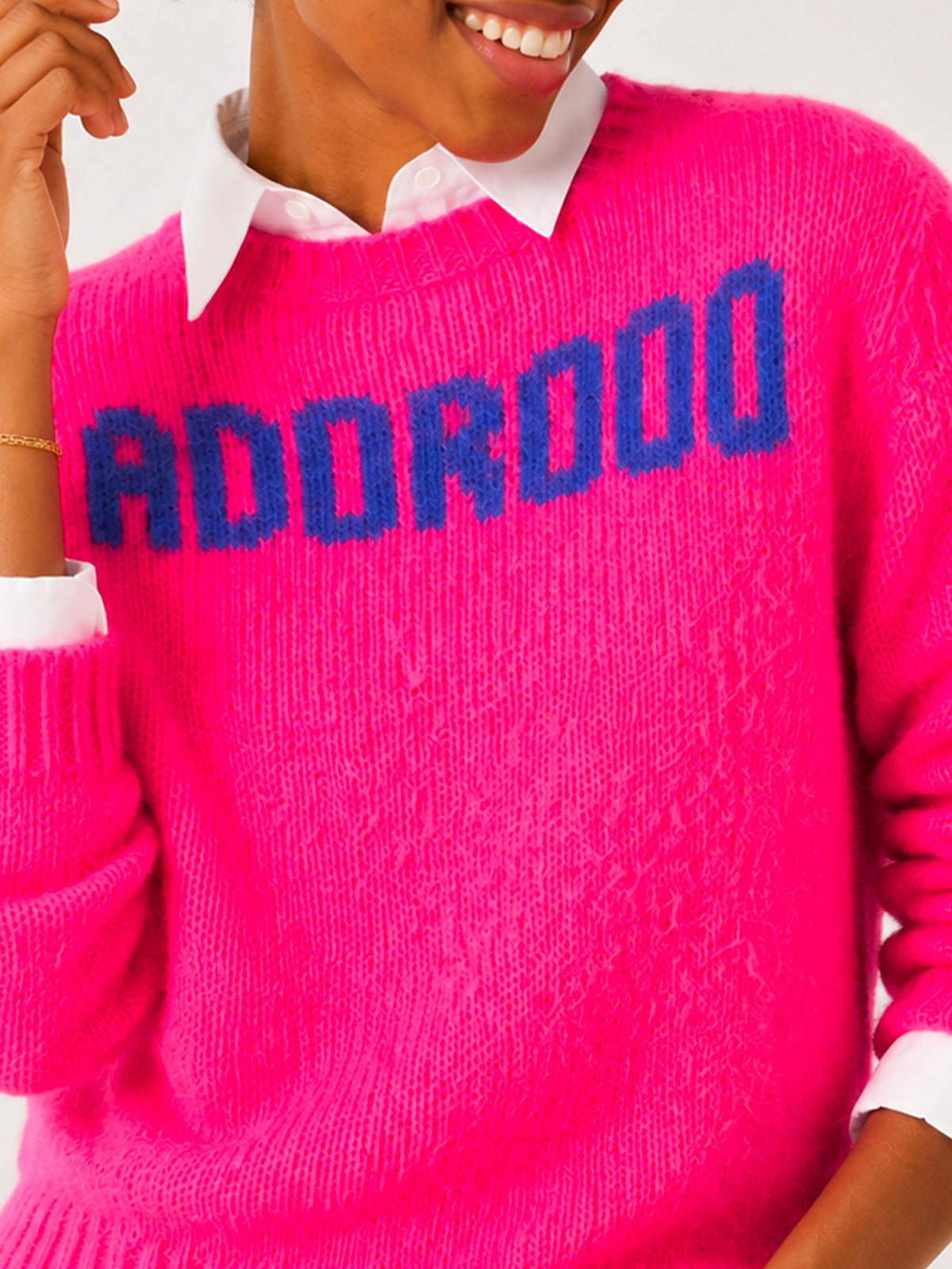 New Queen Soft gebürsteter Pullover in Fluopink mit Adorooo-Stickerei 
