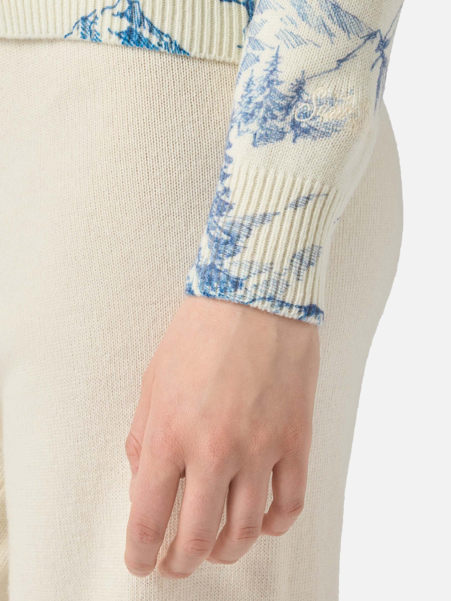 Maglione bianco da donna New Queen con stampa toile de jouy e ricamo La Montagne